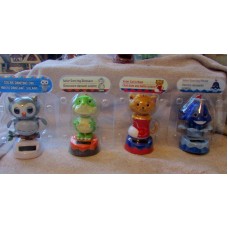SET OF 4 DIFFERENT SOLAR POWERED DANCING FIGURES-DINOSAUR-CAT IN BOOT-OWL-WHALE   352426755953